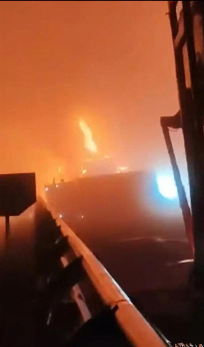 津石高速疑似突发40车连撞事故,有车辆起火燃烧,火势凶猛