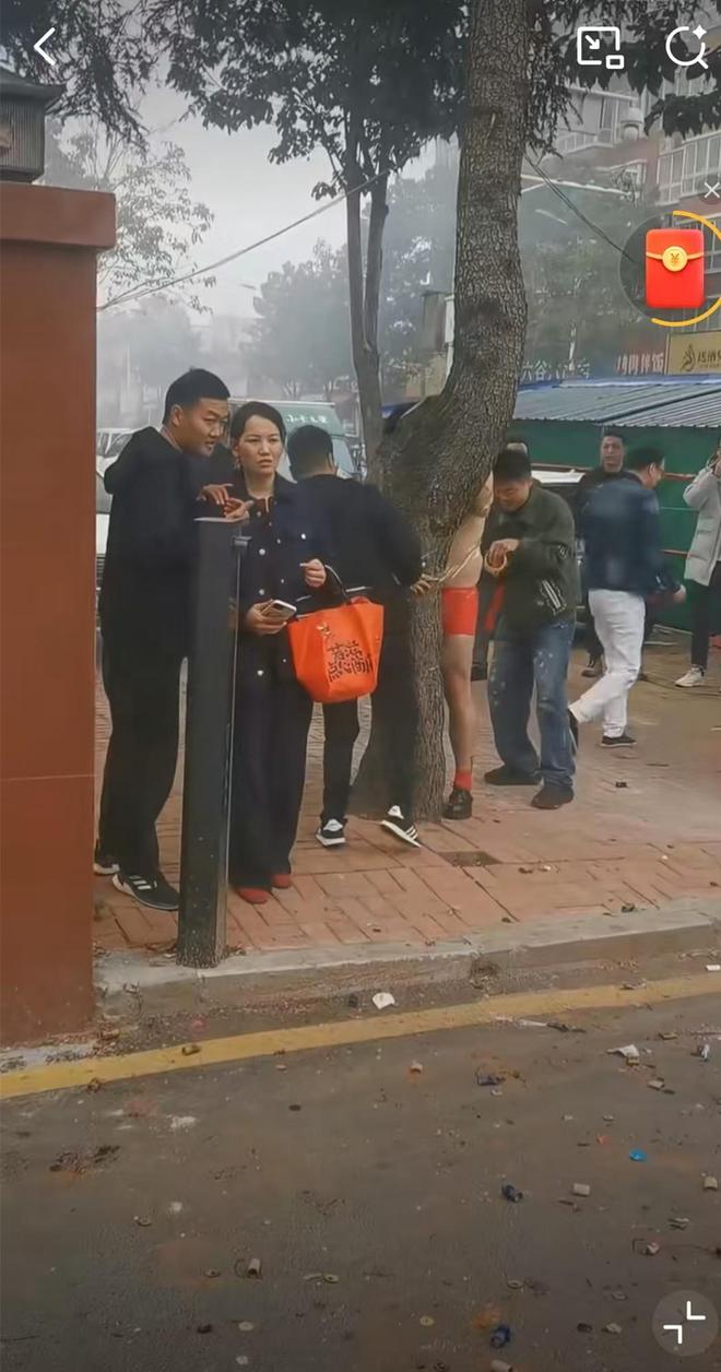 河南一新郎被光身绑树上拿干粉灭火器喷射,场景恐怖,详情曝出