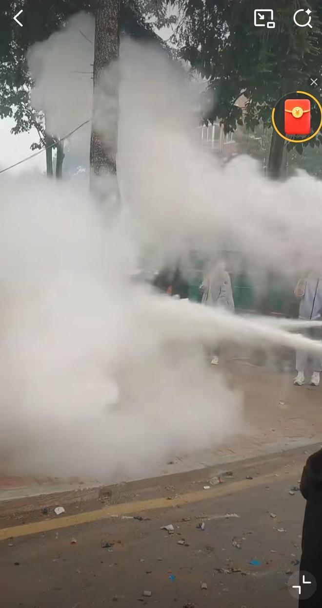 河南一新郎被光身绑树上拿干粉灭火器喷射,场景恐怖,详情曝出