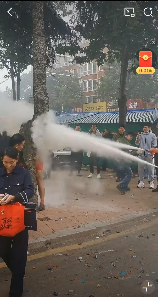 河南一新郎被光身绑树上拿干粉灭火器喷射,场景恐怖,详情曝出