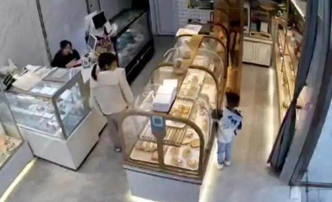 孩子用手摸蛋糕,店家好心劝阻,结果,其母大肆诬陷店家惹爆评
