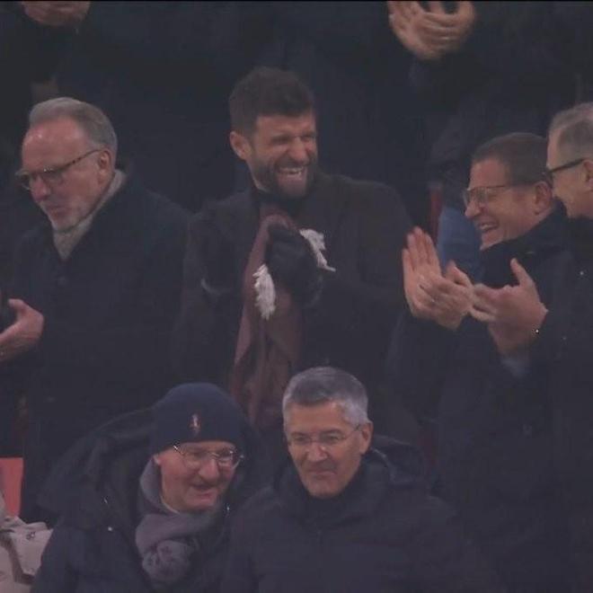 穆勒与埃贝尔同坐看台庆祝卡尔进球