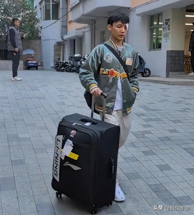 眉骨缝了三针！徐杰跟