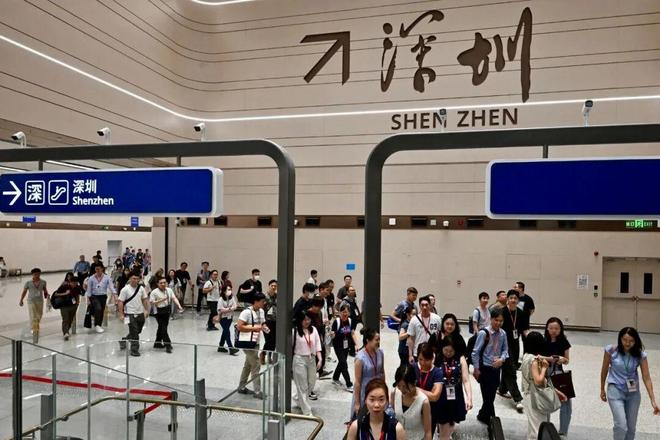 深圳口岸旅检大厅旅客有序通行