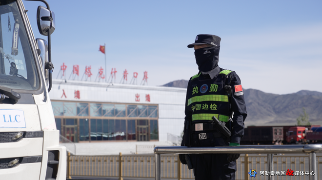 塔克什肯口岸重卡通关查验现场(阿勒泰地区融媒体中心图)
