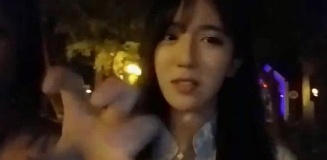 呆妹兒戶外直播遭醉漢阻止，酒瓶臟話齊上陣，網(wǎng)友：素質(zhì)真低