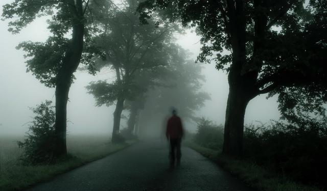 梦境与现实的交织，梦见死去的人还活着送我东西