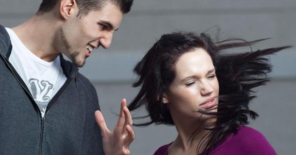 梦境解析，女朋友为另一位女友剪发的深层含义与心理暗示