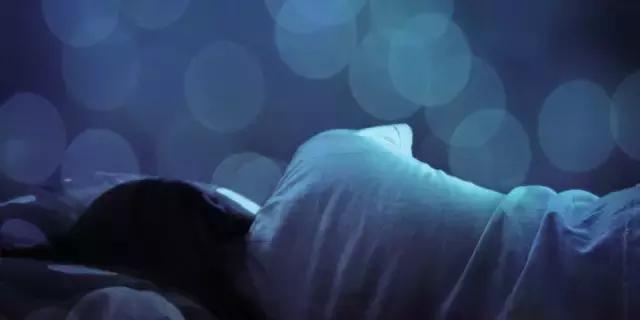 梦境中的幽灵压境，梦见死者的突然起身与旁睡者的心理影响解析