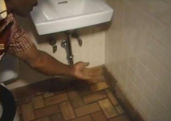 梦境解析，在厕所里踩到大粪与被骚扰的深层含义