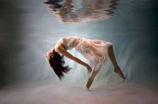 已婚女人梦见自己光着全身，梦境背后的深层含义与心理解析