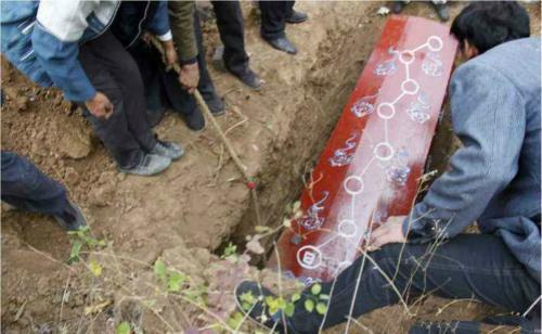 梦境背后的深意，解析梦见父亲坟墓被挖，尸体显露的预兆与心理暗示