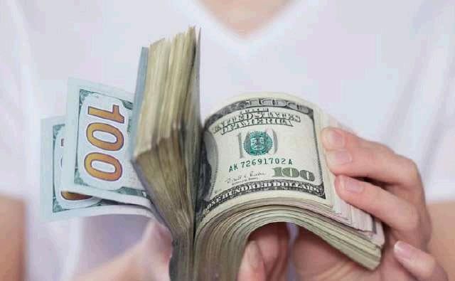 梦境迷雾，解析做梦梦到别人赌博赢了很多钱，后面又被另外好多人抢的深层含义