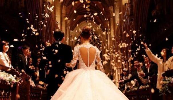 梦境婚礼的微妙情感，解析梦见自己结婚场面有点好酸没穿新衣服的深层含义