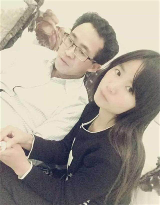 40歲男老師娶20歲女學(xué)生，婚后讓人羨慕，女學(xué)生依賴離不開他