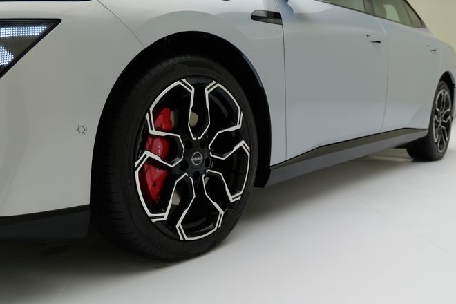 日产左舵版N7亮相日本移动出行展,未来驾驶新篇章