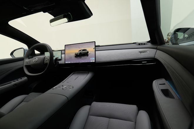 日产左舵版N7亮相日本移动出行展,未来驾驶新篇章