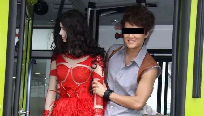 做个沙雕有什么不好他们做了个沙雕游戏，只为了体验人型自走飞机杯的快感插图