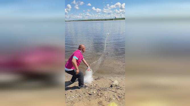 梦境解析，拿着渔网在河边撒网，渔网太轻，水上漂浮的启示