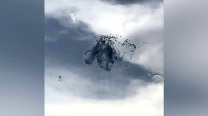 梦境的织锦，解析梦见黑色毛衣在空中飘的深层含义