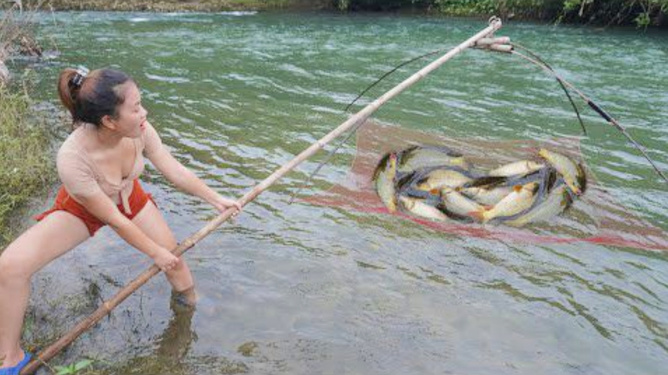 周公解梦，梦见在水里抓鱼，鱼游弋间却落入手中