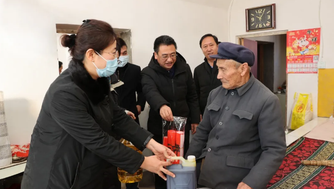 传承弘扬传统美德，尹弘叶建春重阳节看望慰问老年人并致以节日祝福