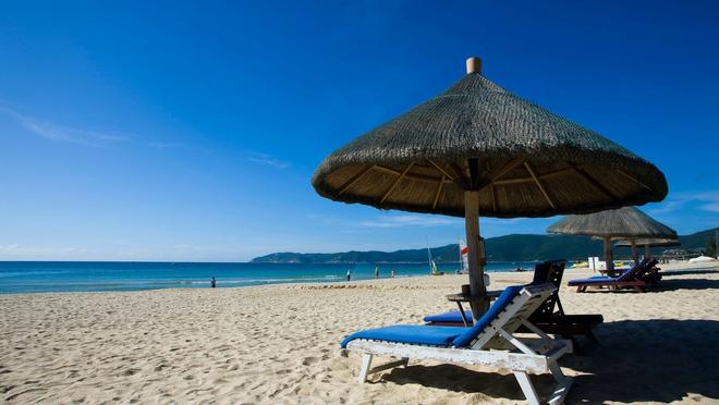 中国海南三亚亚龙湾：细腻沙滩、清澈海水与丰富水下景观等你来探索