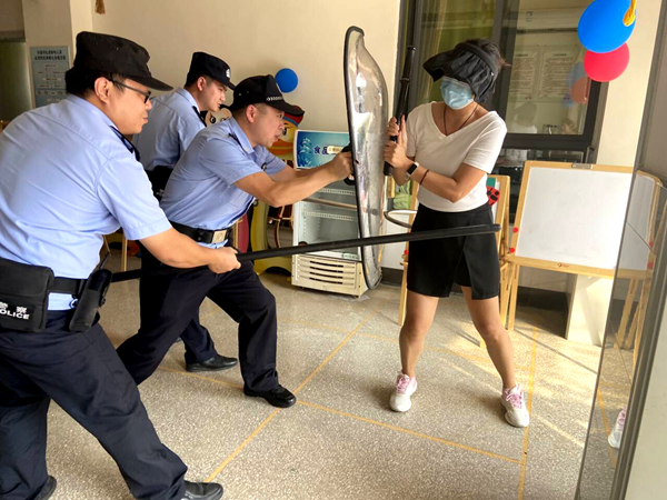 华蓥市红岩路幼儿园举行防恐防暴安全演练(图2)