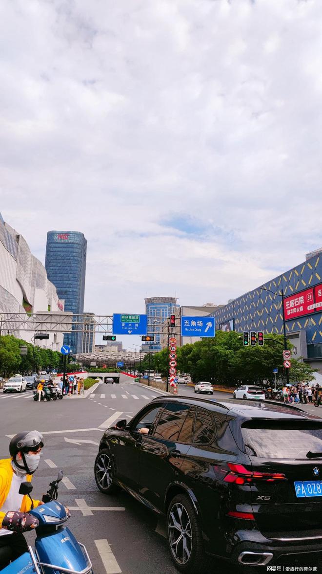上海五角场漫步：感受都市的繁华心跳