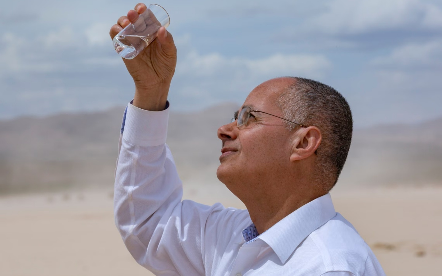 诺贝尔奖得主发明无需电力即可从干燥空气中获取饮用水的装置