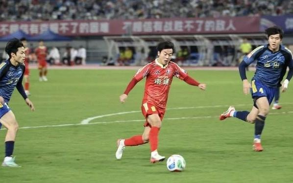 苏超八强战疯狂一夜：无锡碾压徐州，南通逆转泰州，卫冕冠军悬了