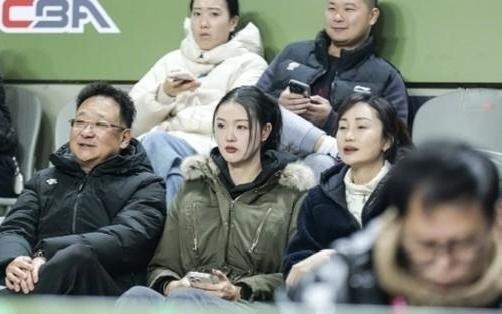 老婆来看球压力大？张常宁现身同曦主场，吴冠希连丢关键罚球