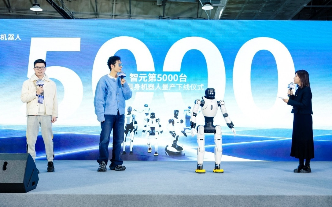 智元下线第5000台机器人,黄晓明现场提货灵犀X2
