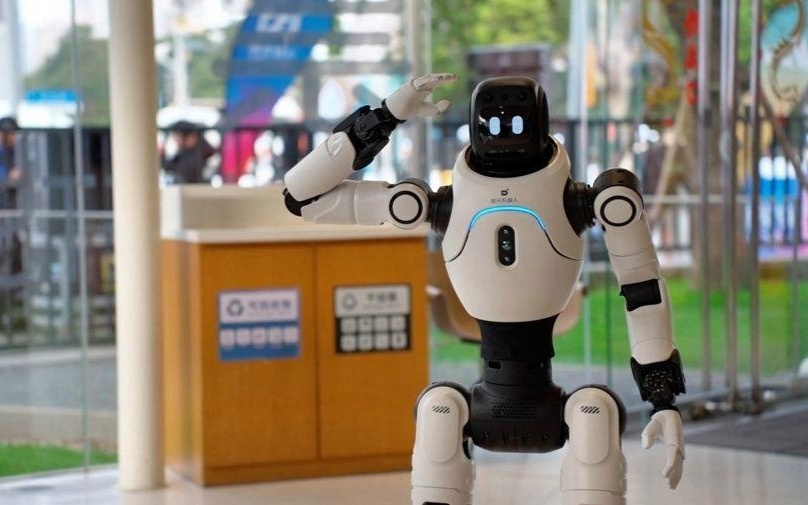 浦东机器人天团再度亮相上海半马