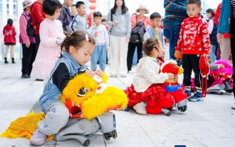 用科技烘托年味儿,春晚同款机器人空降湾区之眼