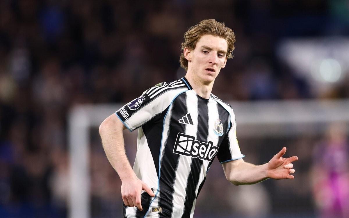 戈登谈进球：切尔西在打人盯人，所以我们知道可以打他们身后