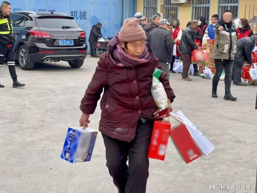 过年时儿子在楼下，打了十多个电话无人接，愤怒上楼开门后心酸顿生