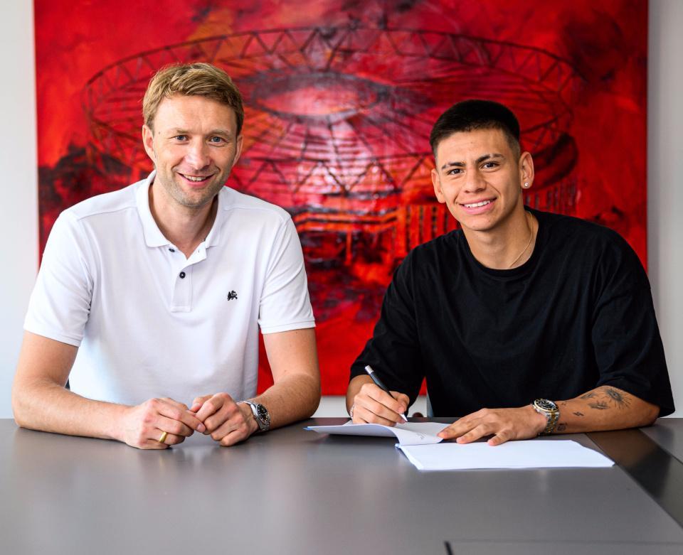 2小时官宣双援，滕哈格疯狂签17人，1.41亿巨变，前德甲冠军。