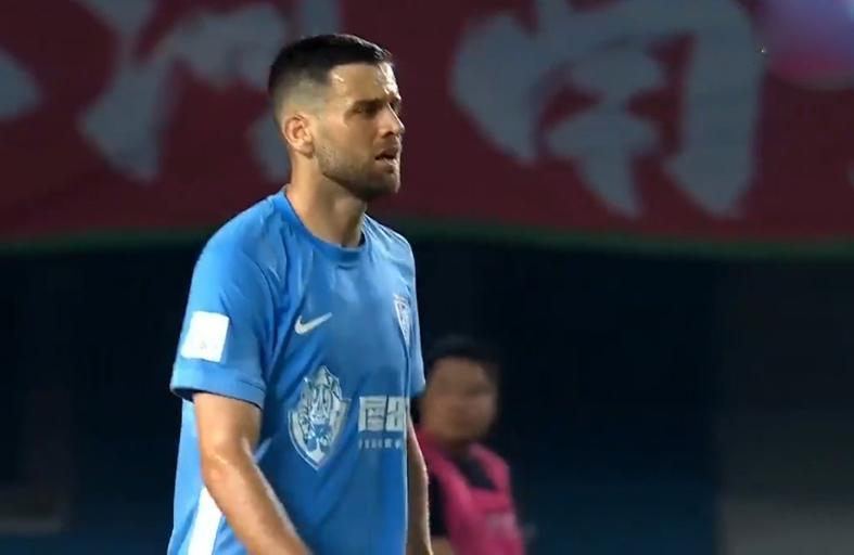 大连队三场丢8球仍进国家队？绿茵场上的情书与争议