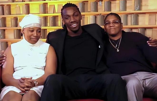 偶然一天,法里德母亲发现,比起法里德父亲,她更爱的是女性。