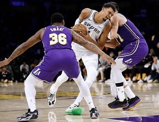 记者戴着眼罩奔跑追光，盲人女足初登残特奥赛场