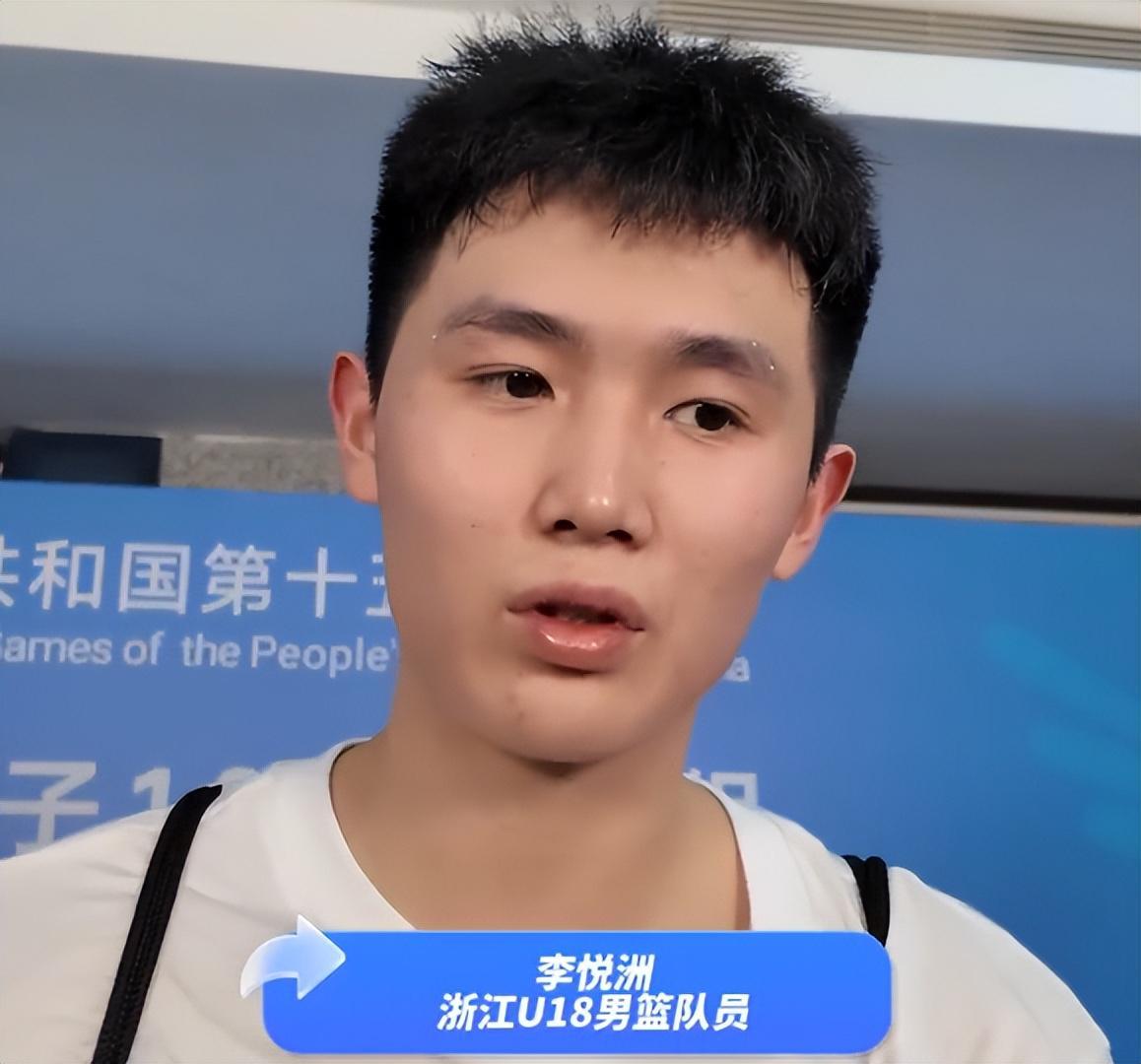 流言你永远不会独行，扎卡在开赛前在安菲尔德外为若塔献上花圈