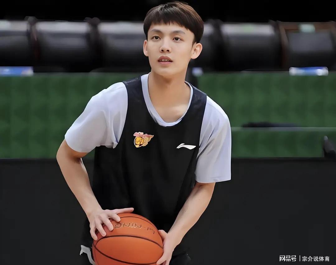 广东队突收坏消息，四大主力缺席，徐杰被球迷质疑调侃中国男篮