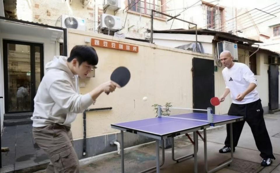 梦幻联动！樊振东齐达内秘密会面，上海弄堂打乒乓，皇马球迷狂喜