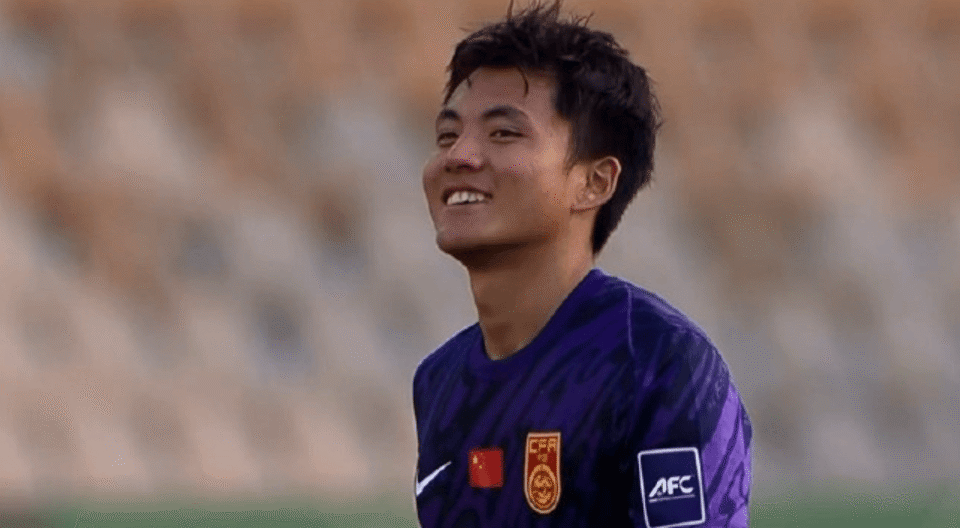 大心脏！李昊点球战前捋头发+自信微笑 进4强后被全队抛起致敬