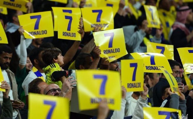 声援C罗罢赛!球迷第7分钟举7号高唱 官媒转发 队友破门后SIU庆祝