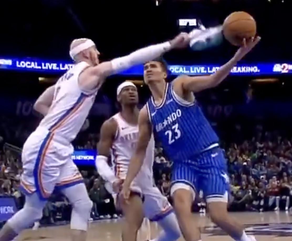 “鞋”防奇招！卡鲁索用球鞋封盖上篮，却遭技术犯规处罚