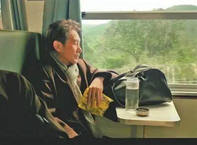 王劲松深度撰文：绿皮火车上的父爱与时代记忆