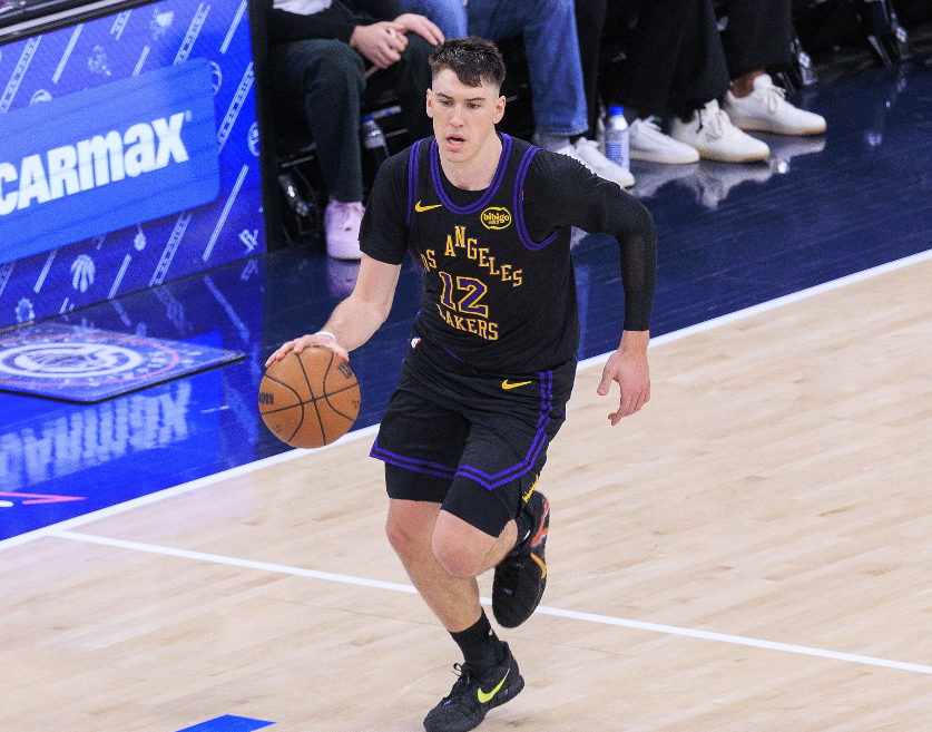 湖人大胜奇才赛后发声！雷迪克盛赞老詹，详解海斯艾顿内线搭配与肯纳德角色！