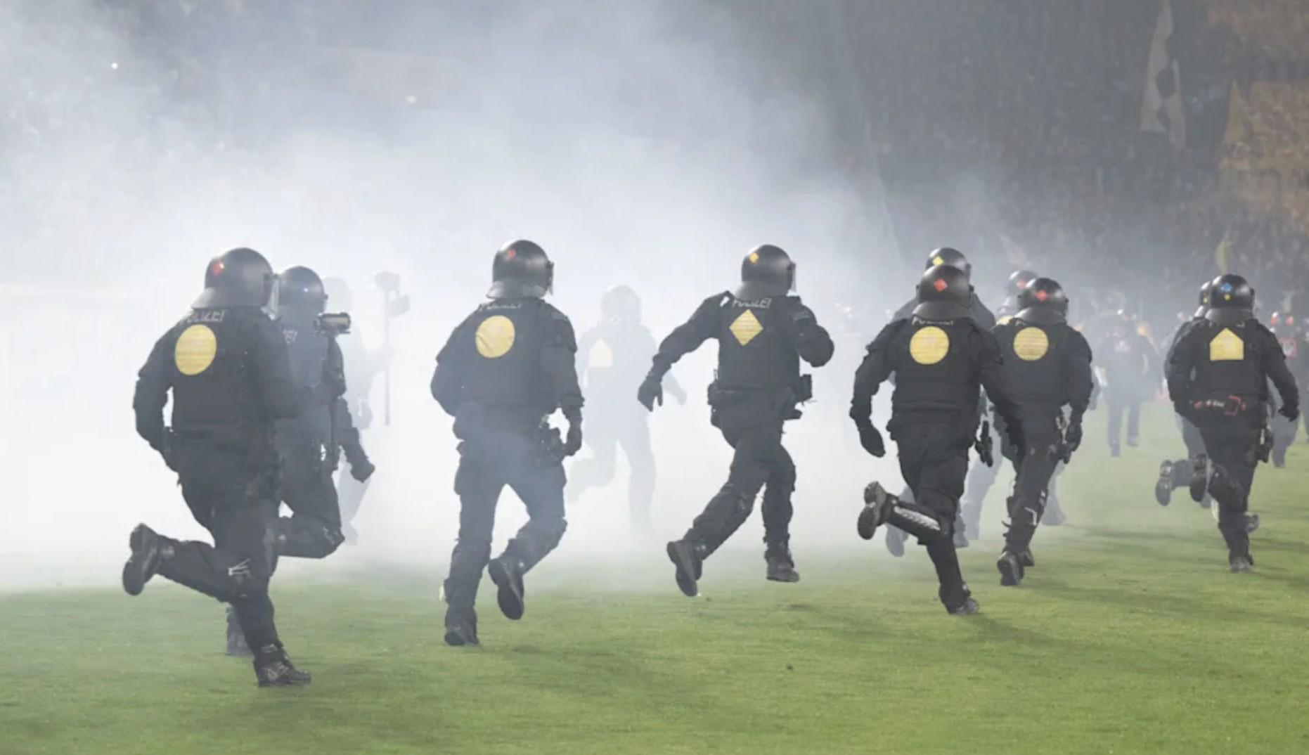 德乙赛场惊现球迷暴乱：60德累斯顿球迷与30赫塔球迷互掷烟火致比赛中断